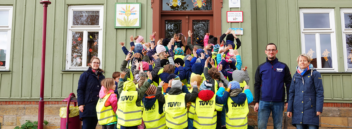 Sichtbarkeit in der dunklen Jahreszeit: TÜV Thüringen übergibt Warnwesten an Erstklässler der Grundschule Wandersleben